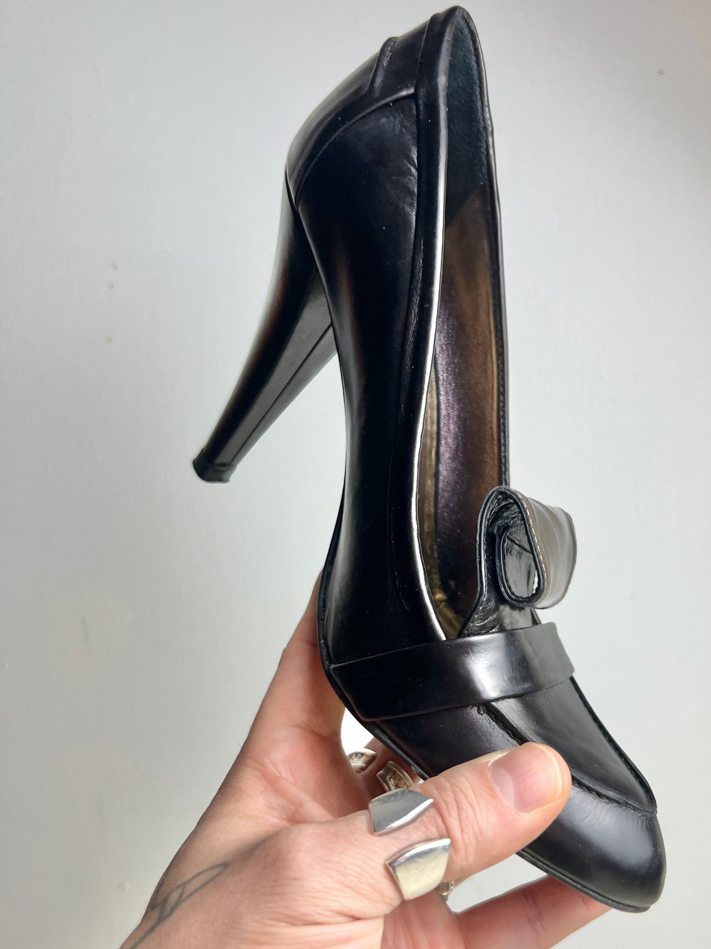 sybilla curled contrasting tongue court pumps, 2000s